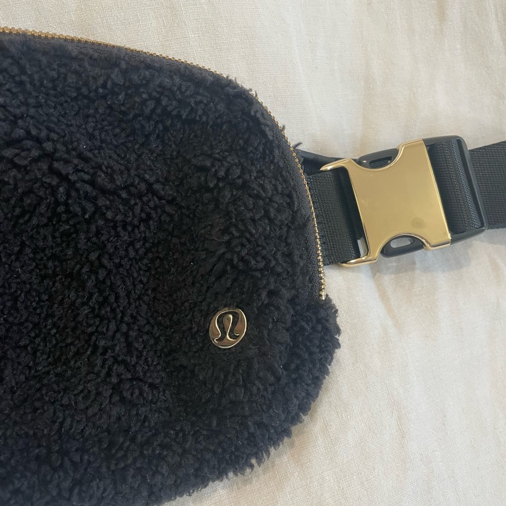 Lululemon Sherpa Belt Bag - Picture 5 of 6